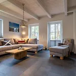 Reetdachhaus Steuerbord & Backbord Reetdachhaus Sandhus Backbord بيت للعطل