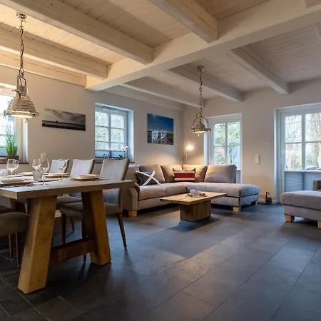 Reetdachhaus Steuerbord & Backbord Reetdachhaus Sandhus Backbord בית נופש סנט פטר-אורדינג