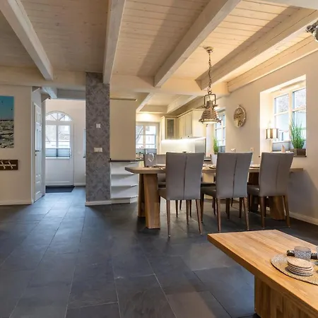 Reetdachhaus Steuerbord & Backbord Reetdachhaus Sandhus Backbord *