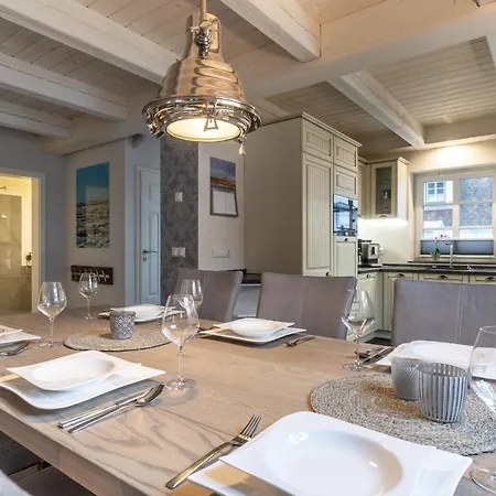 Reetdachhaus Steuerbord & Backbord Reetdachhaus Sandhus Backbord בית נופש