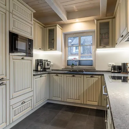 Reetdachhaus Steuerbord & Backbord Reetdachhaus Sandhus Backbord בית נופש סנט פטר-אורדינג