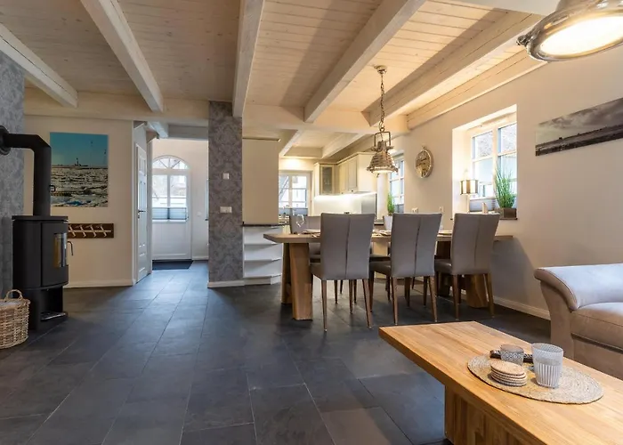 Reetdachhaus Steuerbord & Backbord Reetdachhaus Sandhus Backbord *