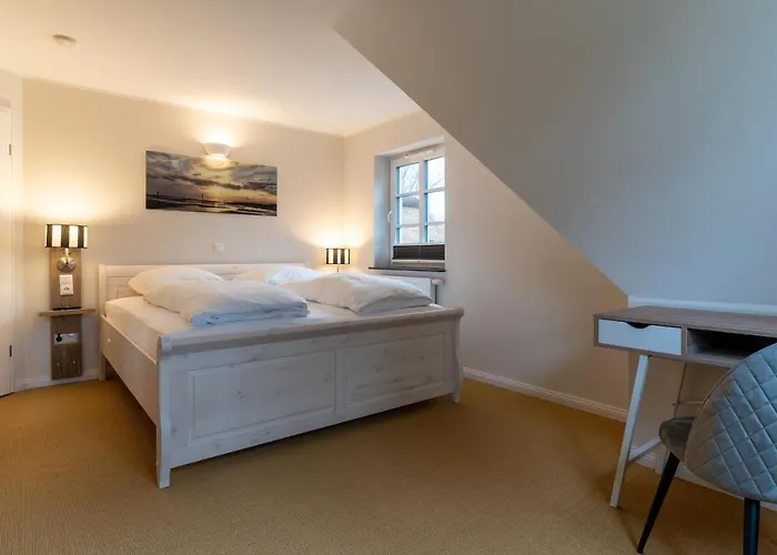 Reetdachhaus Steuerbord & Backbord Reetdachhaus Sandhus Backbord Böhl